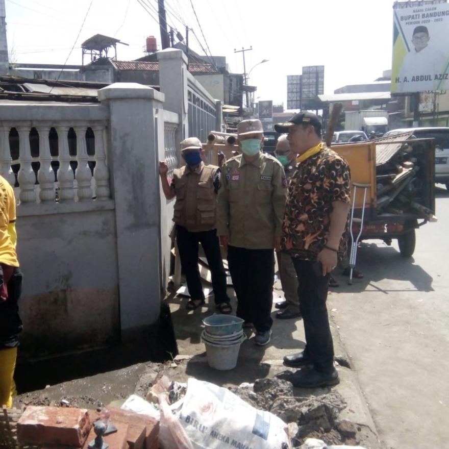 PEMBONGKARAN BANGUNAN DIATAS SUNGAI CIKAHIANGAN 